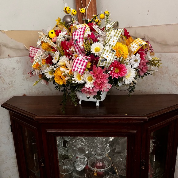 BEAUTIFUL SPRING FLORAL ARRANGEMENT - Picture 7 of 9